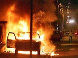 Столкновения произошли накануне вечером около 20:30 по местному времени после того, как молодежь начала поджигать автомобили и мусорные контейнеры, сообщают местные власти
