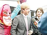 Плющенко поскользнулся и упал, сломав две пястных кости на правой руке Плющенко поскользнулся и упал, сломав две пястных кости на правой руке
