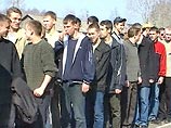 До окончания весеннего призыва в армию остается месяц, и военкоматы стремятся выполнить план по количеству призывников До окончания весеннего призыва в армию остается месяц, и военкоматы стремятся выполнить план по количеству призывников
