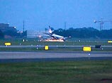В аэропорту Вашингтона самолет совершил аварийную посадку без переднего шасси (ФОТО)