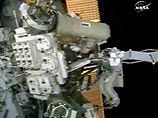 В ЦУП пояснили, что "экипаж замешкался при переходе с внешней поверхности российского сегмента орбитального комплекса на американский". "Задержка произошла из-за того, что на сегментах различная система фиксации космонавтов"