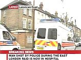 Как сообщает Sky News, при задержании другой молодой человек оказал сопротивление, и полицейские были вынуждены открыть огонь. Раненый был госпитализирован
