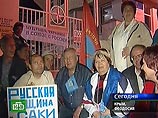 Колонна повторила свой путь в обратном направлении, а затем повернула на Большую Алушту к поселку Партенит, где расположен санаторий Минобороны Украины. Но и этот маневр не удался. Несмотря на глубокую ночь, жители Партенита успели заблокировать въезд Колонна повторила свой путь в обратном направлении, а затем повернула на Большую Алушту к поселку Партенит, где расположен санаторий Минобороны Украины. Но и этот маневр не удался. Несмотря на глубокую ночь, жители Партенита успели заблокировать въезд