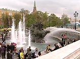 "Зона с ливневыми осадками и грозой прошла восточнее, и сейчас она находится за МКАД", - пояснили ИТАР-ТАСС специалисты Росгидромета. Шквалистый ветер, гром и молнии ожидается на востоке области, а к вечеру и в районе Измайлово "Зона с ливневыми осадками и грозой прошла восточнее, и сейчас она находится за МКАД", - пояснили ИТАР-ТАСС специалисты Росгидромета. Шквалистый ветер, гром и молнии ожидается на востоке области, а к вечеру и в районе Измайлово