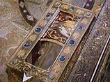 Украшенный драгоценностями ковчег с мощами для поклонения верующих привезут из Черногории к началу вечернего богослужения в храм Христа Спасителя, которое возглавит патриарх Московский и всея Руси Алексий II