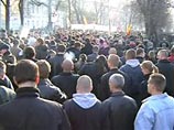В России в последние годы неуклонно растет число нападений и убийств на почве национальной ненависти. По данным правозащитников, в прошлом году было совершено, по меньшей мере, 31 убийство по мотивам национальной неприязни и уже 20 таких убийств в этом го В России в последние годы неуклонно растет число нападений и убийств на почве национальной ненависти. По данным правозащитников, в прошлом году было совершено, по меньшей мере, 31 убийство по мотивам национальной неприязни и уже 20 таких убийств в этом го