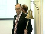 Российская торговая система в четверг открыла торги расчетными фьючерсами на нефть марки Urals и на золото. Торги ударом колокола открыл президент РТС Олег Сафонов Российская торговая система в четверг открыла торги расчетными фьючерсами на нефть марки Urals и на золото. Торги ударом колокола открыл президент РТС Олег Сафонов
