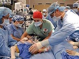 Сложнейшую операцию по разделению сиамских близнецов проводят врачи Детской больницы в Лос-Анджелесе. Операция была начата в среду и продлится 24 часа. Проводит "операционный марафон" бригада из 80 человек