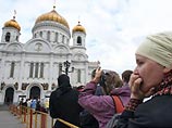 Многие из них отстояли в очереди, опоясывающей крупнейший московский храм, по 13-14 часов