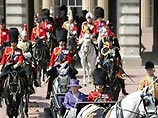 Как передает РИА "Новости", красочный полуторачасовой парад, носящий название "Церемония выноса знамени", устраивается ежегодно в середине июня в самом центре Лондона - на конно-гвардейском плацу Хорс-гардз-пэрейд