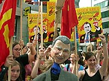 Джорджа Буша на саммите США-ЕС в Вене встречали толпы протестующих студентов Джорджа Буша на саммите США-ЕС в Вене встречали толпы протестующих студентов