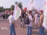 В шествии участвовали представители КПРФ, "Яблока", "Авангарда красной молодежи", НБП и других организаций