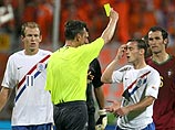 Российский судья, показав в матче Португалия - Голландия 16 желтых карточек и удалив с поля четырех футболистов, установил рекорд мировых первенств