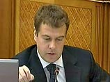 Медведев просит больше денег на нацпроекты