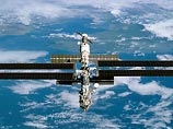 По словам главного российского баллистика, члена-корреспондента РАН Николая Иванова, "за ситуацией на орбите в течение всего полета постоянно следят средства контроля космического пространства России и США, которые своевременно выдают соответствующую инфо По словам главного российского баллистика, члена-корреспондента РАН Николая Иванова, "за ситуацией на орбите в течение всего полета постоянно следят средства контроля космического пространства России и США, которые своевременно выдают соответствующую инфо