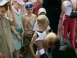 Путин пообщался с туристами и поцеловал в живот маленького мальчика (ВИДЕО)