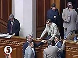 Заседание временного президиума Верховной Рады и уполномоченных фракций парламента Украины перенесено на пятницу. В сессионном зале представители фракции Партии регионов по-прежнему продолжают блокировать трибуну, президиум, правительственную ложу