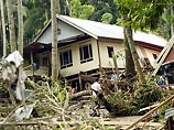 Ранее на этой неделе в результате вызванного ливнями оползня в провинции Южный Калимантан погиб 21 человек, не менее 20 пропали без вести. На соседнем острове Сулавеси число жертв наводнений и оползней достигло 285 человек