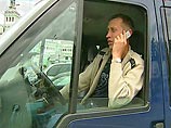 Автомобилисты, говорящие по мобильнику, также опасны, как и пьяные за рулем