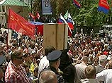 Начиная с конца мая Феодосия стала эпицентром борьбы против участия Украины в НАТО. Поводом послужил заход в местный порт американского корабля, тайком разгрузившего военную технику и строительное оборудование для подготовки украинско-американских учений Начиная с конца мая Феодосия стала эпицентром борьбы против участия Украины в НАТО. Поводом послужил заход в местный порт американского корабля, тайком разгрузившего военную технику и строительное оборудование для подготовки украинско-американских учений