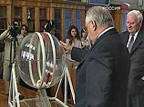 Впервые в истории МГУ профильные экзамены сдаются в один день на всех факультетах. По словам ректора МГУ Виктора Садовничего, цель нововведения - облегчить жизнь студентам, не растягивая экзамены надолго, а самим преподавателям - стать объективнее в оценк Впервые в истории МГУ профильные экзамены сдаются в один день на всех факультетах. По словам ректора МГУ Виктора Садовничего, цель нововведения - облегчить жизнь студентам, не растягивая экзамены надолго, а самим преподавателям - стать объективнее в оценк