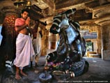 Правительство штата Тамилнаду издало распоряжение, согласно которому представитель любой касты должен иметь доступ к должности жреца в индуистском храме