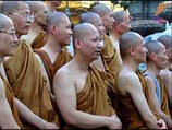 Трансляции матчей на чемпионате мира по футболу пользуются большой популярностью у монахов в буддистских монастырях Таиланда