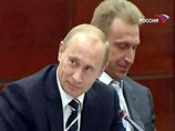 Активисты международной экологической группы "Экозащита" устроили во вторник акцию протеста во время выступления президента РФ Владимира Путина на форуме "Гражданская Восьмерка" в Москве Активисты международной экологической группы "Экозащита" устроили во вторник акцию протеста во время выступления президента РФ Владимира Путина на форуме "Гражданская Восьмерка" в Москве