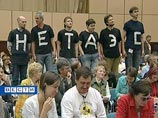 Как сообщается в пресс-релизе группы, размещенном на ее сайте, во время выступления президента несколько активистов встали на стулья и с помощью больших белых букв, начертанных на своих черных футболках, составили лозунг "НЕТ АЭС!"