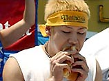 Японец Кобаяси вновь выиграл чемпионат мира по поеданию хот-догов, побив собственный рекорд Японец Кобаяси вновь выиграл чемпионат мира по поеданию хот-догов, побив собственный рекорд