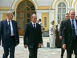 Президент шел в свою резиденцию через Соборную и Ивановскую площади Кремля после встречи с выпускниками военных академий и училищ