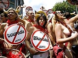 5 июля на улицах испанской Памплоны прошел голый забег 5 июля на улицах испанской Памплоны прошел голый забег