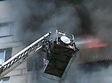 Сильный пожар возник вечером в воскресенье в 12-этажном жилом доме, расположенном на Челябинской улице