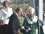 Последним пунктом программы пребывания понтифика в этом испанском городе стала традиционная воскресная месса, на которой присутствовали король Испании Хуан Карлос I с супругой королевой Софией