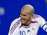 Капитан сборной Франции Зинедин Зидан получил "Золотой мяч" ФИФА как лучший футболист чемпионата мира по футболу, несмотря на то, что в финальной встрече с итальянцами в воскресенье он был удален за удар соперника головой