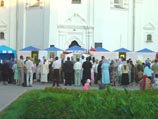 Верующие Московского Патриархата установили палатки рядом с церковью и в настоящий момент совершают молебен