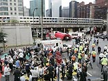 Сотни человек были эвакуированы вечером во вторник из метро Чикаго после того, как сошел с рельсов и загорелся вагон. ЧП произошло в вечерние часы пик, когда вагоны и станции были переполнены