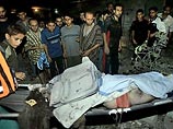 Еще минимум 24 араба, по словам врачей местной больницы, были доставлены к ним с осколочными ранениями. Дом принадлежал активисту движения "Хамас" Набилю ас-Сальмию