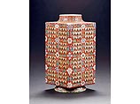Уникальная китайская фарфоровая ваза, подаренная в 1940 году уборщице при выходе на пенсию хозяевами одного из лондонских особняков, продана с аукциона в Лондоне за 92 тыс. фунтов стерлингов. Как выяснилось, ваза является произведением эпохи династии Цинь