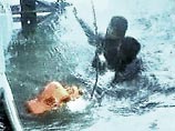 Экипаж теплохода "Капитан Сергеевский", обнаруживший в море перевернутое судно, спас четверых человек, из воды было также поднято тело одного погибшего
