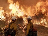 Огнем охвачены 16 тыс. гектаров в 200 км к югу от Лос-Анджелеса. Стихией уничтожены около сотни домов, в тушении огня участвуют 1340 пожарных