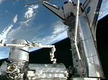 Во время выхода в открытый космос астронавт шаттла Discovery потерял шпатель
