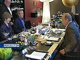 Накануне Владимир Путин и Джордж Буш уже провели встречу - они побеседовали за неофициальным ужином