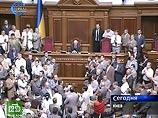 Как отметил глава государства, в течение более 50 дней после первого заседания Верховной Рады "граждане Украины наблюдают, как лидеры фракций ведут борьбу за портфели и шантажируют друг друга"