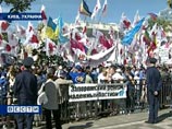 Более тысячи сторонников блока Юлии Тимошенко и представителей партии "Пора" во вторник заблокировали входы в парламент Украины