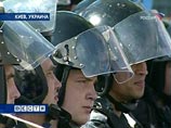 Сторонники Тимошенко и активисты партии "Пора" заблокировали входы в парламент Украины