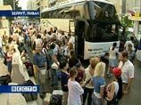 Ожидается, что всего во вторник будет восемь или девять автобусов. На крышах автобусов синей краской крупно написано "Россия", на них установлены российские флаги Ожидается, что всего во вторник будет восемь или девять автобусов. На крышах автобусов синей краской крупно написано "Россия", на них установлены российские флаги