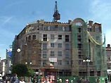 В украинском Ивано-Франковске строители забыли в новом доме башенный кран В украинском Ивано-Франковске строители забыли в новом доме башенный кран