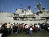 "Не менее двадцати тысяч человек ждут эвакуации в порту Бейрута. Многие из них не включены в списки эвакуируемых и пытаются сесть на первое попавшееся судно, умоляя взять их на борт", - сообщает государственное телевидение Греции