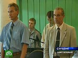 Суд постановил всех четверых подсудимых оправдать "за непричастностью к совершенному преступлению", а уголовное дело направить в прокуратуру Санкт-Петербурга для установления лиц, причастных к убийству